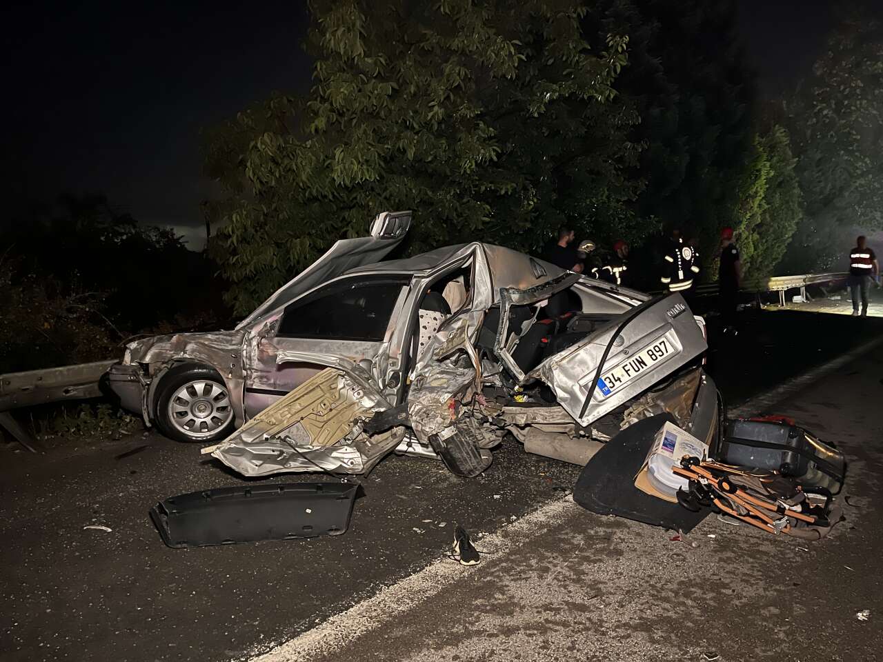Emniyet şeridinde bekleyen aileye TIR çarptı! 7 yaşındaki çocuk öldü 3